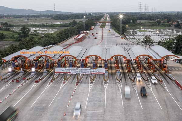 Foto udara sejumlah kendaraan melintas di Gerbang Tol Palimanan, Cirebon, Jawa Barat, Selasa (26/4/2022). (Antara/M Risyal Hidayat)