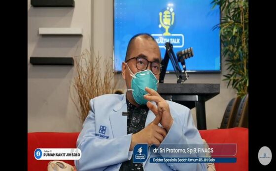 Dokter spesialis bedah umum RS JIH Solo, Sri Pratomo, dalam Health Talk RS JIH Solo yang disiarkan di Youtube RS JIH Solo, Maret 2022. (Tangkapan Layar Youtube)