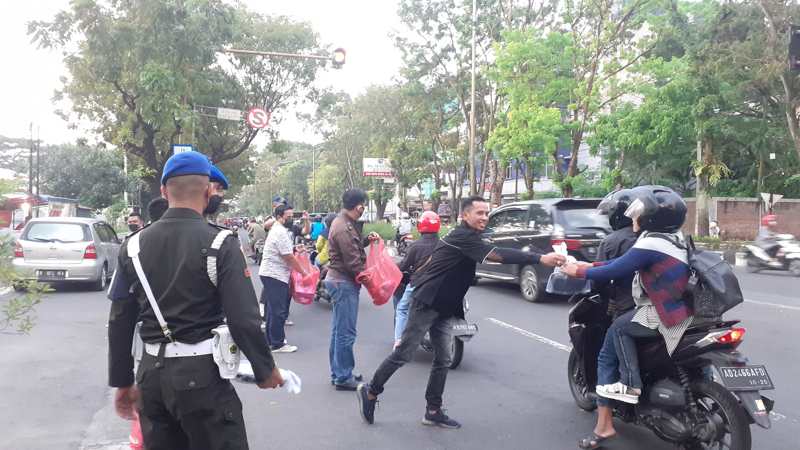 7 Tahun, Komunitas Mercedes Benz Selalu Berbagi Takjil Ramadan di Solo