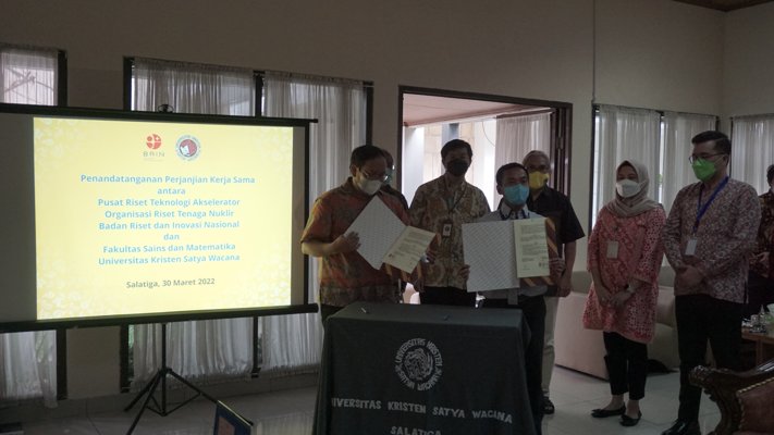 Penandatanganan MoU antara FSM UKSW Salatiga dengan Pusat Riset Teknologi Akselerator (PRTA) Badan Riset dan Inovasi Nasional (BRIN). (Istimewa)