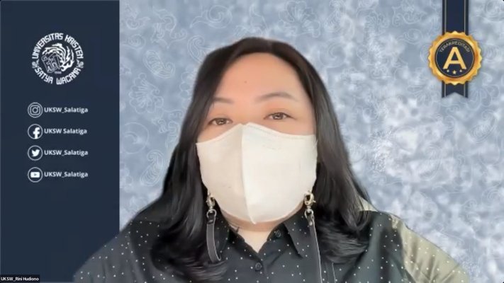 Rini Hudiono, S.Pd, M.A., saat menyampaikan materinya dalam webinar internasional Fakultas Interdisiplin UKSW.