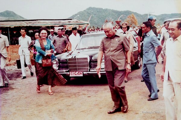 Presiden Suharto didampingi Ibu Negara Tien Suharto saat hendak meresmikan Waduk Gajah Mungkur Wonogiri, 17 November 1981. (Humas Pemkab Wonogiri)