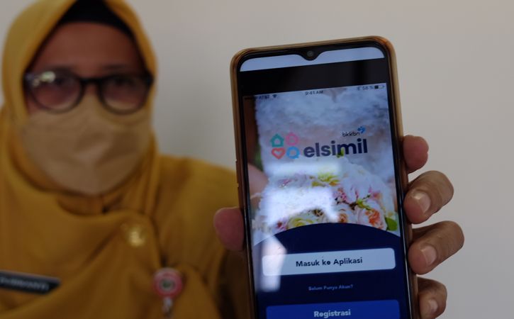 Kepala Dinas Pemberdayaan Perempuan dan Perlindungan Anak serta Pengendalian Penduduk dan Keluarga Berencana Kota Solo, Purwanti, menujukkan aplikasi elektronik siap nikah dan hamil (Eksimil) di Balaikota Solo, Senin (4/4/2022). (Espos/Wahyu Prakoso)