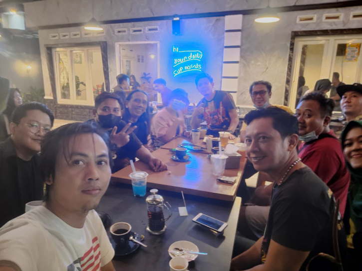 Para musisi Sragen beraudiensi dengan perwakilan Panitia Hari Jadi-276 Sragen dan Dispora Sragen di Lubby Cafe Sragen, Rabu (27/4/2022) malam. (Istimewa/Tatag Light)