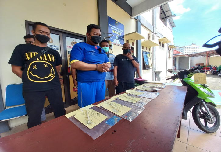 Polisi menginterogasi tersangka kasus pencurian uang di ATM saat gelar perkara dan barang bukti di Mapolsek Grogol, Sukoharjo, Jumat (22/4/2022). (Solopos/R Bony Eko Wicaksono)