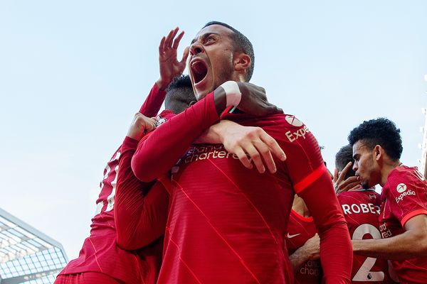 Para pemain Liverpool merayakan gol Divock Origi dalam laga melawan Everton di Stadion Anfield, Mingggu (24/4/2022) malam WIB. Liverpool menang dengan skor 2-0 dan menempel ketat Man. City dengan jarak satu poin dalam perburuan gelar Liga Inggris musim ini. (Twitter/LFC)