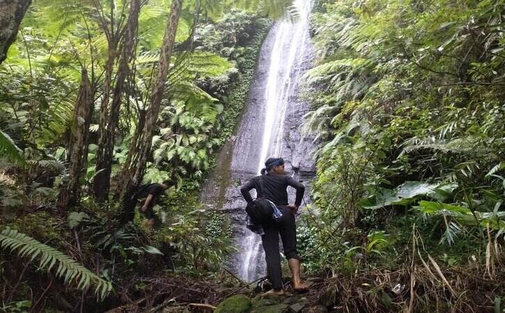 Seorang pengunjung berdiri di depan Air Terjun Seloresi, Setren, Slogohimo, Wonogiri, Sabtu (23/4/2022). (Solopos.com/Muhammad D. Praditia)