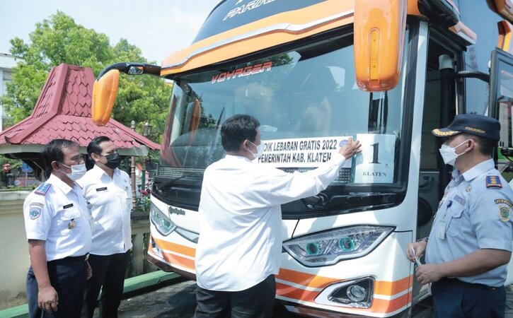 Wakil Bupati Klaten, Yoga Hardaya, memasang stiker angkutan mudik gratis pada salah satu bus yang disiapkan pemkab untuk menjemput para pemudik di Jakarta, Rabu (27/4/2022). (Istimewa)