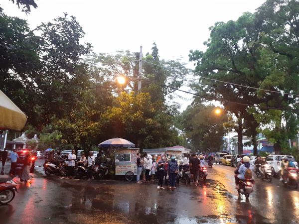 Warga berburu takjil untuk berbuk puasa di Jl Menteri Supeno belakang Stadion Manahan, Solo, Selasa (5/4/2022). (Solopos/Siti Nur Azizah)