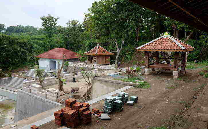Proses pembangunan wisata air Sendang Kukun Gerit di Desa Jatibatur, Kecamatan Gemolong, Sragen, Kamis (10/3/2022). (Solopos/Wahyu Prakoso)
