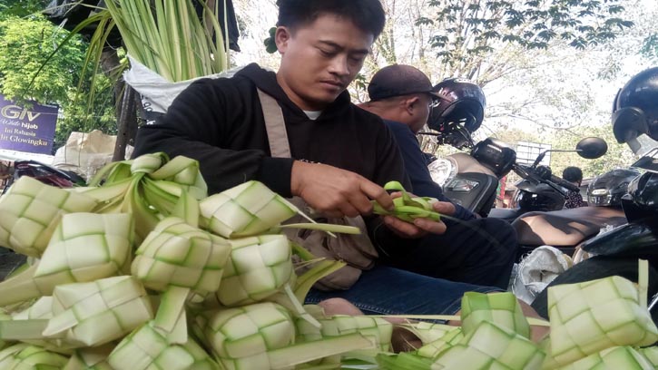Seorang warga Poleng, Gesi, Sragen, membuat kelongsong ketupat dan menjualnya di Pasar Bunder Sragen, Jumat (6/5/2022). (Solopos.com/Tri Rahayu)