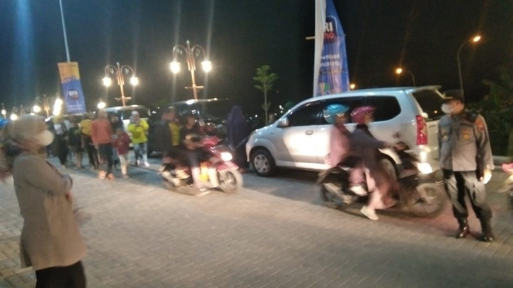 Camat dan Kapolsek Sumberlawang, Sragen, turun tangan membantu melancarkan arus lalu lintas pengunjung di pintu masuk New Kemukus, Pendem, Sumberlawang, Sragen, Kamis (5/5/2022) malam. (Istimewa/Endang Widayanti)