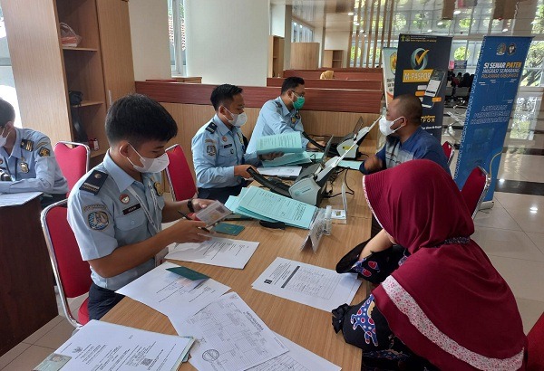 Pemohon paspor di layanan Imigrasi yang diselenggarakan Kantor Imigrasi Kelas I TPI Semarang di Mal Pelayanan Publik Grobogan, Simpang Lima Purwodadi, Rabu (18/5/2022). (Solopos/Arif Fajar S)
