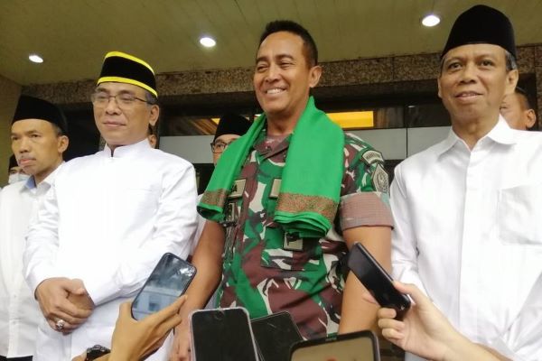 Panglima TNI Jenderal TNI Andika Perkasa memberikan keterangan tentang penetapan 10 orang prajurit TNI menjadi tersangka kasus tindak kekerasan di kerangkeng manusia di Kabupaten Langkat, Provinsi Sumatra Utara pada Senin (23/5/2022) di Kantor Pengurus Besar Nahdlatul Ulama di Jakarta. (Antaranews.com)