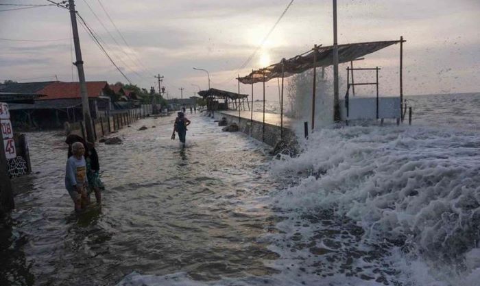 Air laut melimpas ke daratan di pesisir Pekalongan, Jawa Tengah, Senin (23/5/2022). (Antaranews.com)