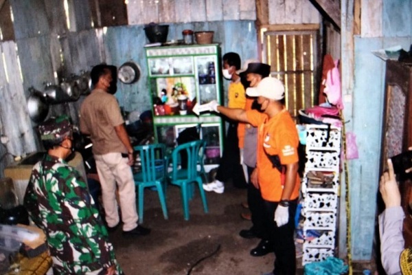 Polisi melakukan olah tempat kejadian perkara ibu bunuh diri dan dua anaknya kritis di Kecamatan Pulokulon, Kabupatan Grobogan, Jumat (27/5/2022). (Istimewa-Polres Grobogan)