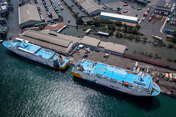 Foto udara KM Dharma Rucitra 9 tujuan Kumai (kiri) dan KM Dharma Kartika VII tujuan Pontianak (kanan) bersandar di Terminal Penumpang Tanjung Emas, Semarang, Jawa Tengah, Selasa (24/5/2022). (ANTARA FOTO/Aji Styawan)