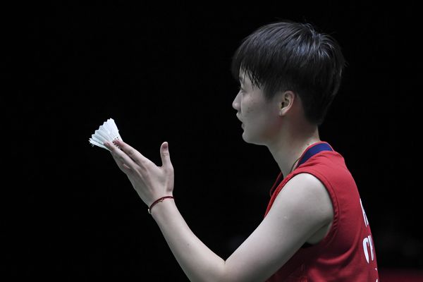 Chen Yu Fei meminta pergantian kok saat melawan tunggal putri Indonesia Komang Ayu Cahya Dewi dalam pertandingan babak perempat final Piala Uber 2022 di Impact Arena, Bangkok, Thailand, Kamis (12/5/2022). Di semifinal, Chen mengalahkan tunggal putri terbaik Thailand, Ratchanok Intanon, dengan skor 21-18 dan 21-12, Jumat (13/5/2022). (Antara/M. Risyal Hidayat)