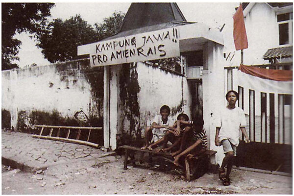 Coretan pro tokoh reformasi di gapura masuk sebuah gang di Kawasan Sriwedari, Jumat, 15 Mei 1998. (Dok/Solopos)