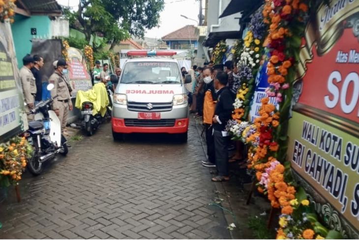 Ambulans yang membawa jenazah korban kecelakaan bus di Tol Sumo, Najwa, tiba di rumah duka sebelum dimakamkan di Makam Islam Benowo Surabaya, Kamis (19/5/2022). ANTARA/HO-IS.