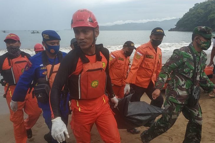 Seorang Wisatawan yang Terseret Ombak di Pantai Trenggalek Ditemukan