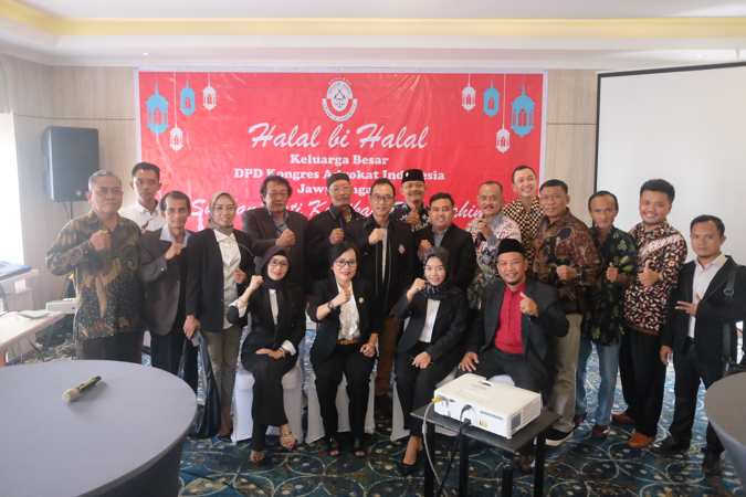 Ketua Dewan Pimpinan Daerah Kongres Advokat Indonesia (DPD KAI) Jateng, Asri Purwanti (duduk kedua dari kiri), bersama anggota saat kegiatan halalbihalal di Solia Hotel Yosodipuro, Solo, Sabtu (21/5/2022). (Solopos/Wahyu Prakoso)