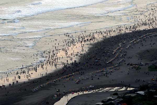 Wisatawan memadati Pantai Parangtritis, Bantul, D.I Yogyakarta, Rabu (4/5/2022). Dinas Pariwisata Bantul mencatat pada hari kedua Lebaran (3/5) sebanyak 24.170 pengunjung berwisata ke Pantai Parangtritis. ANTARA FOTO/Andreas Fitri Atmoko/tom.
