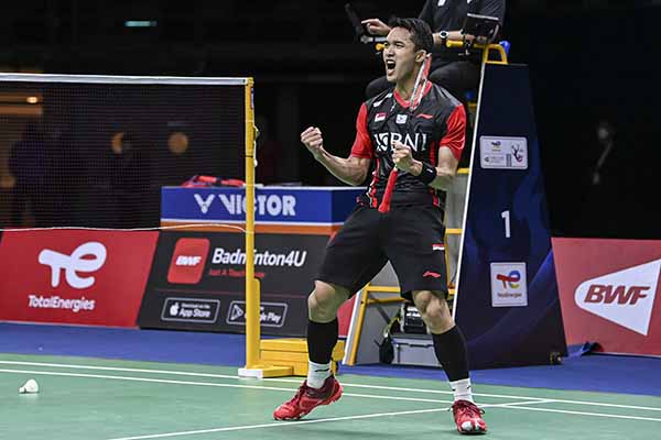Ekspresi dari pebulu tangkis tunggal putra Indonesia Jonatan Christie usai mengalahkan lawannya pebulu tangkis tunggal putra Cina Li Shi Feng dalam pertandingan babak perempat final Piala Thomas 2022 di Impact Arena, Bangkok, Thailand, Kamis (12/5/2022). Kemenangan Jonatan Christie dengan skor 21-13 dan 21-18 lengkapi kemenangan Tim Thomas Indonesia dengan skor akhir 3-0 atas Cina dan berhak melaju ke babak semifinal. ANTARA FOTO/M Risyal Hidayat/YU