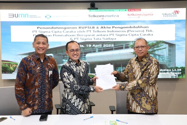 Penandatanganan Akta Pengambilalihan antara Telkom dan TelkomSigma oleh Direktur Keuangan & Manajemen Risiko Telkom Heri Supriadi (kanan), Direktur Utama TelkomMetra
Pramasaleh Hario Utomo (kiri), dan Direktur Utama TelkomSigma Bhimo Aryanto (tengah). (Istimewa)