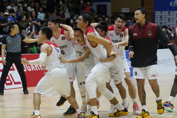 Sejumlah pebasket Indonesia berselebrasi seusai mengalahkan Tim Filipina dalam laga final bola basket SEA Games 2021 Vietnam di Thanh Tri District Sporting Hall, Hanoi, Vietnam, Minggu (22/5/2022). (ANTARA FOTO/Fauzi Saputra/app/wsj)