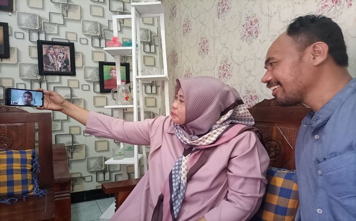 Orang tua Ardian Hafidz Annafi saat video call dengan sang anak di rumah mereka, Minggu (15/5/2022). (Solopos.com/Ni’matul Faizah)