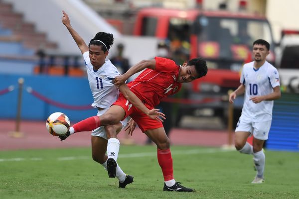 Asnawi Mangkualam Bahar (tengah) berebut bola dengan pesepak bola Timnas Filipina, Yrick Gallantes (kiri), saat bertanding dalam laga sepak bola SEA Games 2021 di Stadion Viet Tri, Phu Tho, Vietnam, Jumat (13/5/2022). Indonesa menang atas Filipina dengan skor 4-0. (Antara/Zabur Karuru)