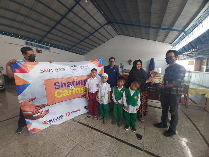 Wakil Ketua Panitia HUT ke-25 Solopos, Danang Nur Iksan (kanan) secara simbolis menyerahkan bantuan ke Panti Asuhan An Nisa di Sawahan, Jaten, Kabupaten Karanganyar pada Senin (23/5/2022). (Solopos.com/ Indah Septiyaning Wardani)