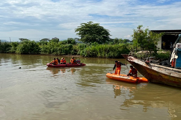 Tim SAR gabungan saat melakukan pencarian remaja penderita epilepsi yang tenggelam di Sungai Sambong, Batang, Sabtu (21/5/2022). (Solopos.com-Basarnas Kantor SAR Semarang)