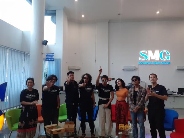Para aktor dan kru film Srimulat: Hil Yang Mustahal berfoto saat mengunjungi Griya Solopos dalam rangkaian tur promosi film mereka, Kamis (26/5/2022). (Solopos/Siti Nur Azizah)