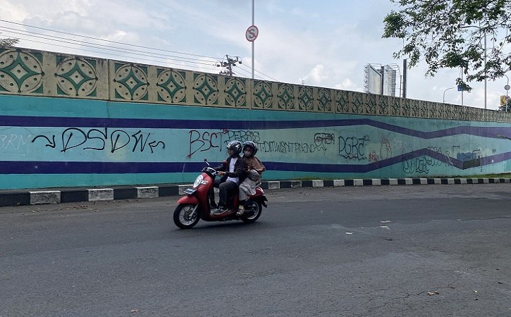 Flyover Manahan Solo Disasar Vandalisme, Ada Ucapan Ultah Segala