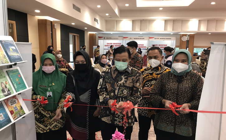Kepala Divisi Pemasaran PT Bursa Efek Indonesia Dedy Priadi (tengah) saat peresmian salah satu galeri investasi di Soloraya belum lama ini. (Istimewa)
