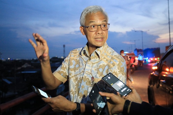 Gubernur Jateng, Ganjar Pranowo, melayani pertanyaan awak media saat meninjau banjir rob di kawasan Pelabuhan Tanjung Emas, Kota Semarang, Senin (23/5/2022). (Solopos.com-Humas Pemprov Jateng)
