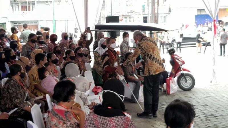 Gubernur Jawa Tengah (Jateng), Ganjar Pranowo, menyapa pedagang dan warga Mojosongo, Solo, di sela kegiatan blusukan Presiden Jokowi, Kamis (26/5/2022) siang. (Solopos/Kurniawan)