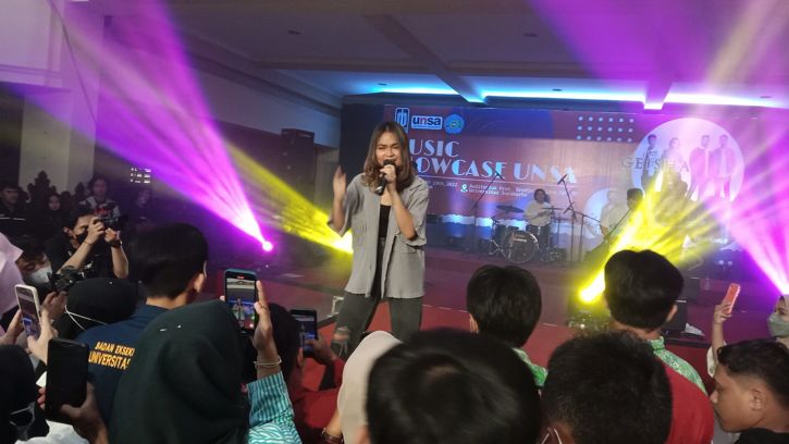 Penampilan vokalis Geisha, Regina Poetiray, saat tampil di acara Music Showcase di Universitas Surakarta (Unsa), Kamis (19/5/2022). (solopos.com/Akhmad Ludiyanto)