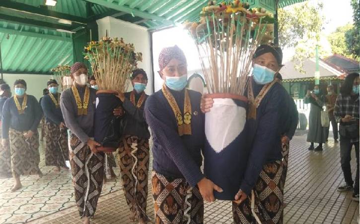 Abdi dalem membawa uba rampe di Keraton Yogyakarta, Selasa (3/5/2022). (Harian Jogja/Ujang Hasanudin)