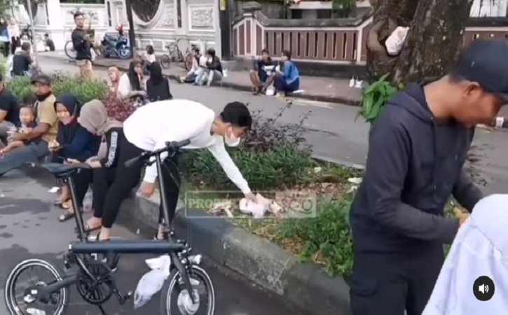 Wali Kota Solo, Gibran Rakabuming Raka, memunguti sampah di kawasan CFD Solo. (Instagram/@agendasolo)