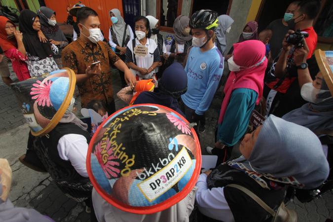 Wali Kota Solo, Gibran Rakabuming Raka (kanan), didampingi kader Pembantu Pembina KB Desa (PPKBD) meninjau anak balita dengan stunting di Gilingan, Banjarsari, Solo, Jumat (27/5/2022). (Solopos/Nicolous Irawan)