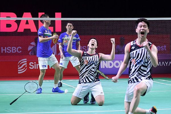 Ganda putra Indonesia Marcus Fernaldi Gideon dan Kevin Sanjaya Sukamuljo melakukan selebrasi seusai mengalahkan ganda Jepang, Takuro Hoki/Yugo Kobayashi, pada final Indonesia Open 2021 di Nusa Dua, Bali, Minggu (28/11/2021). (Antara/Humas PBSI)