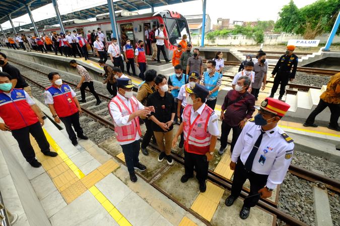 Wali Kota Solo Gibran Rakabuming Raka (kemeja hitam) bersama Menteri Perhubungan Budi Karya Sumadi (kiri Gibran) mengecek infrastruktur pendukung layanan kereta rel listrik di Stasiun Palur, Karanganyar, Kamis (25/5/2022). (Istimewa/Pemkot Solo)