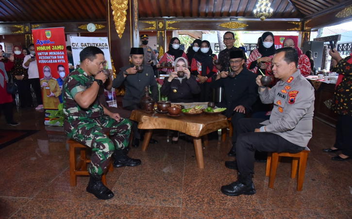 Unsur Forkopimda Sukoharjo meminum jamu saat peringatan Hari Jamu Nasional di Pendapa Graha Satya Praja (GSP), Jumat (27/5/2022). (Solopos-R Bony Eko Wicaksono)