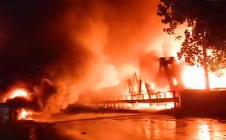 Jembatan Juwana di Kabupaten Pati, Jawa Tengah, terbakar pada Minggu (22/5/2022) dini hari. (Facebook)