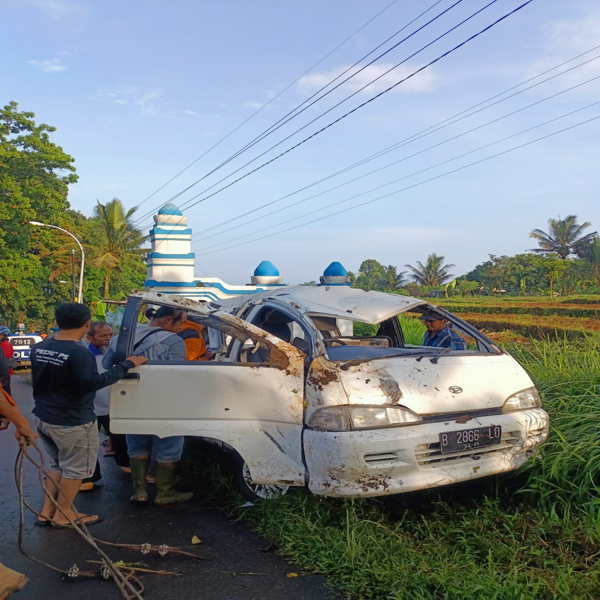 Diduga Rem Blong, Mobil Bawa 2 Orang Terjun ke Jurang di Karanganyar