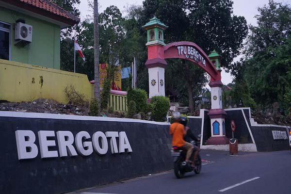 Serem! Warga di Semarang Ini Tinggal di Tengah Kuburan