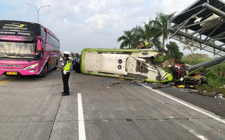 Petugas melakukan evakuasi korban kecelakaan bus di Tol Surabaya-Mojokerto, Senin (16/5/2022). (Antara/PJR Polda Jatim)